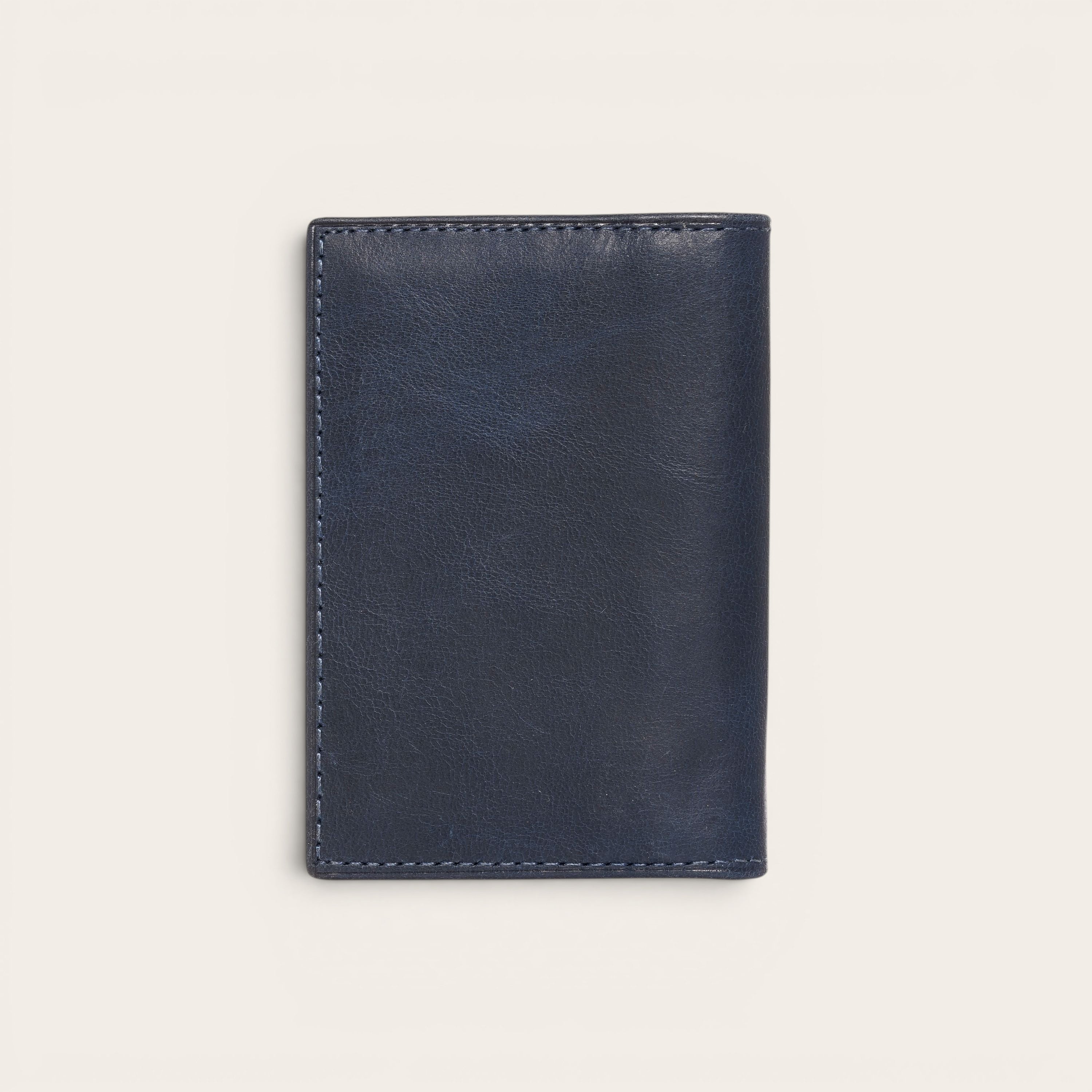Tarjetero Tinguiririca Azul de piel marino de OLKI. Diseño compacto y minimalista para tarjetas.