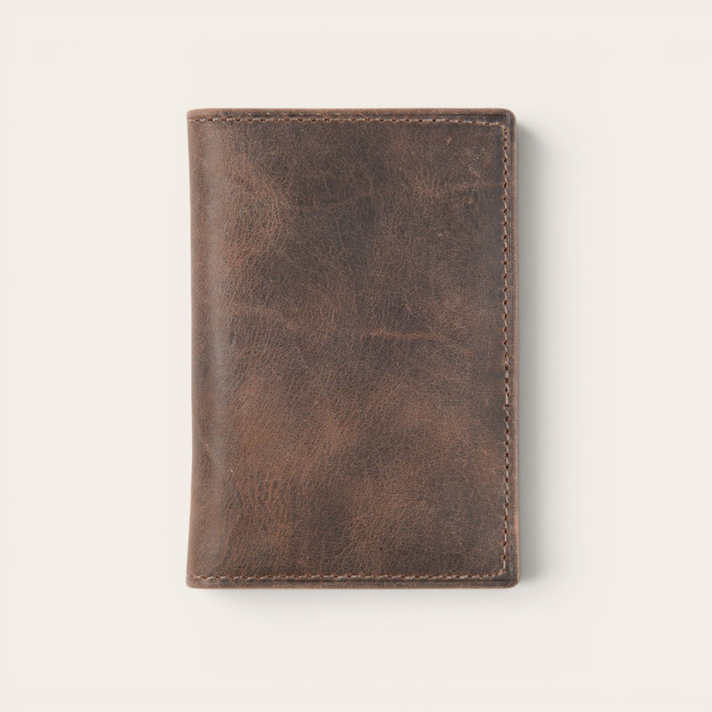 OLKI Tarjetero Tinguiririca Chocolate de cuero con acabado envejecido, ideal para tarjetas.