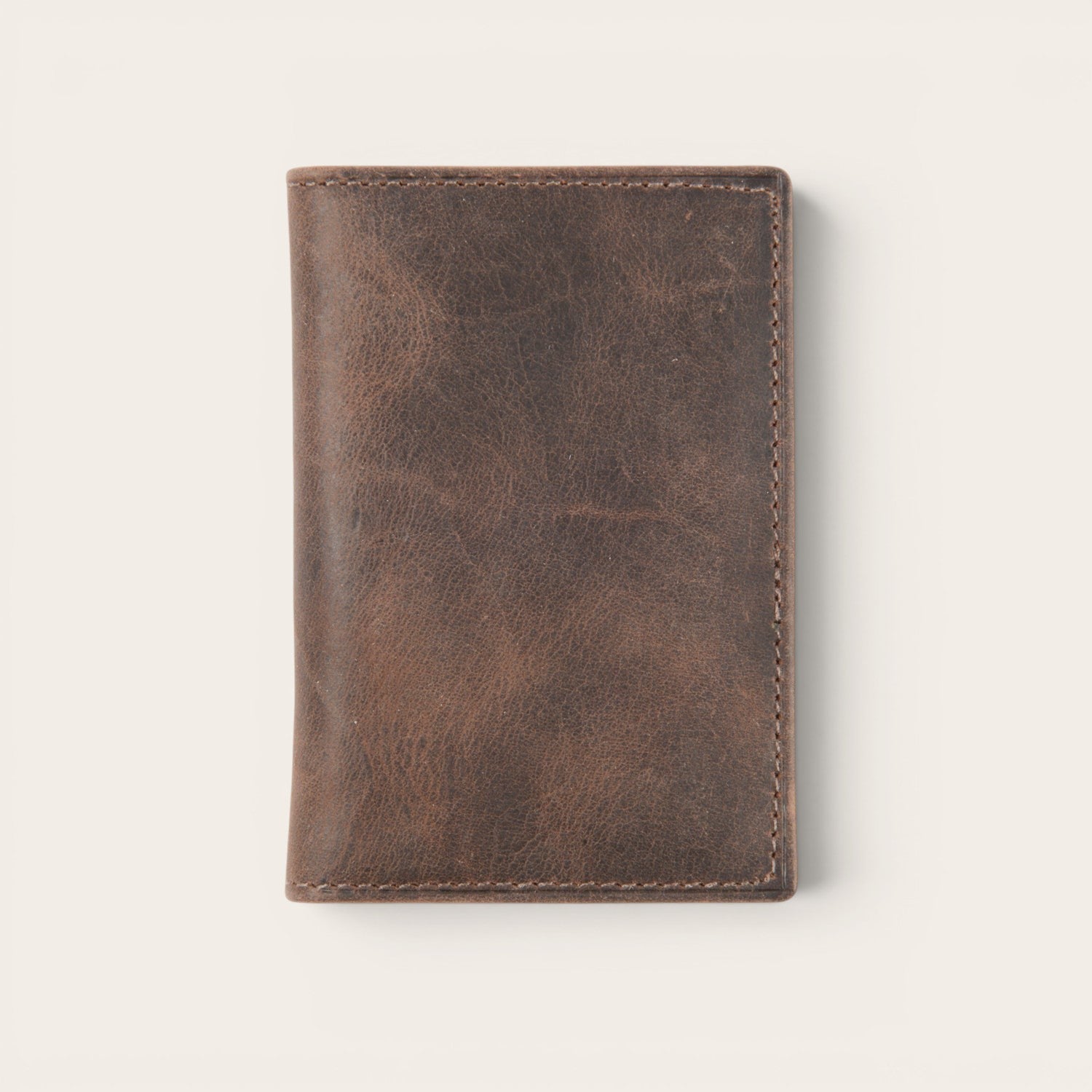 OLKI Tarjetero Tinguiririca Chocolate de cuero con acabado envejecido, ideal para tarjetas.