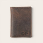 Tarjetero Tinguiririca Chocolate de cuero envejecido de OLKI con logo grabado. Diseño minimalista y funcional para tarjetas.