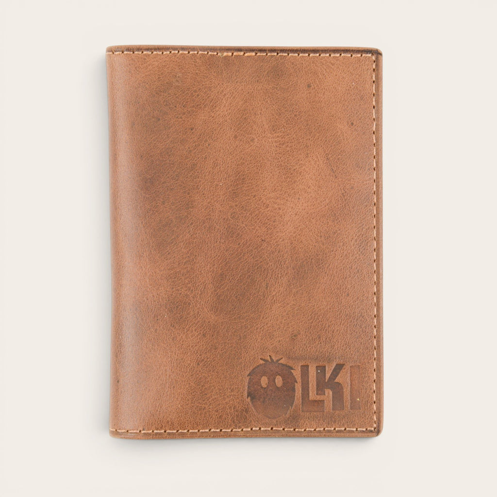 Tarjetero OLKI Tinguiririca Habano de cuero marrón con múltiples ranuras para tarjetas y logo grabado.