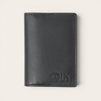 Tarjetero Tinguiririca Negro de cuero de OLKI con múltiples ranuras para tarjetas y logo grabado. Diseño minimalista y compacto.