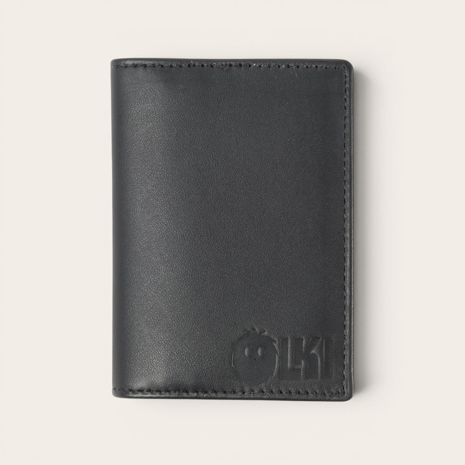 Tarjetero Tinguiririca Negro de cuero de OLKI con múltiples ranuras para tarjetas y logo grabado. Diseño minimalista y compacto.