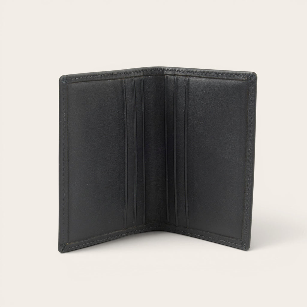 Tarjetero Tinguiririca Negro de cuero de OLKI con múltiples ranuras para tarjetas, diseño minimalista y compacto.