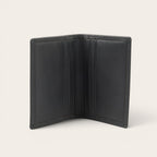 Tarjetero Tinguiririca Negro de cuero de OLKI con múltiples ranuras para tarjetas, diseño minimalista y compacto.