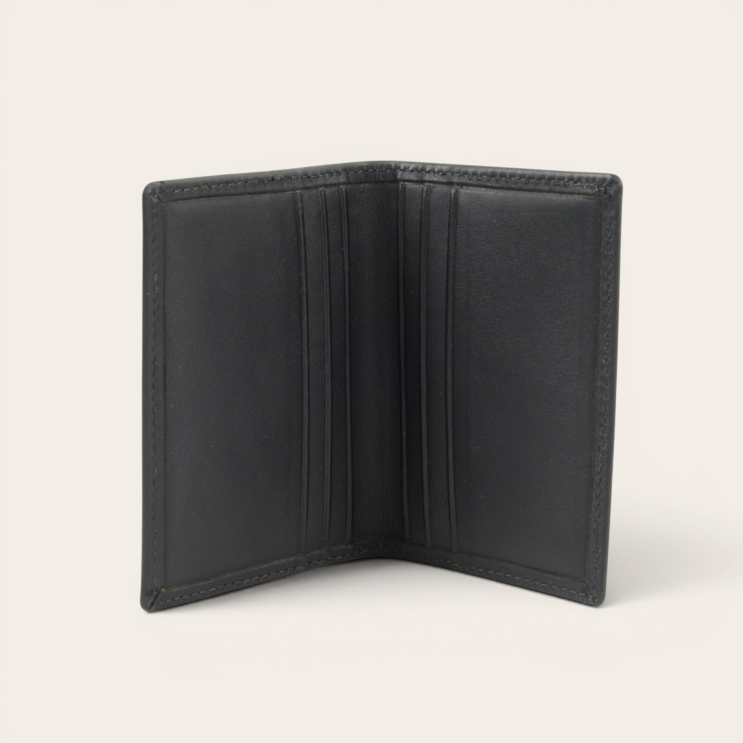 Tarjetero Tinguiririca Negro de cuero de OLKI con múltiples ranuras para tarjetas, diseño minimalista y compacto.