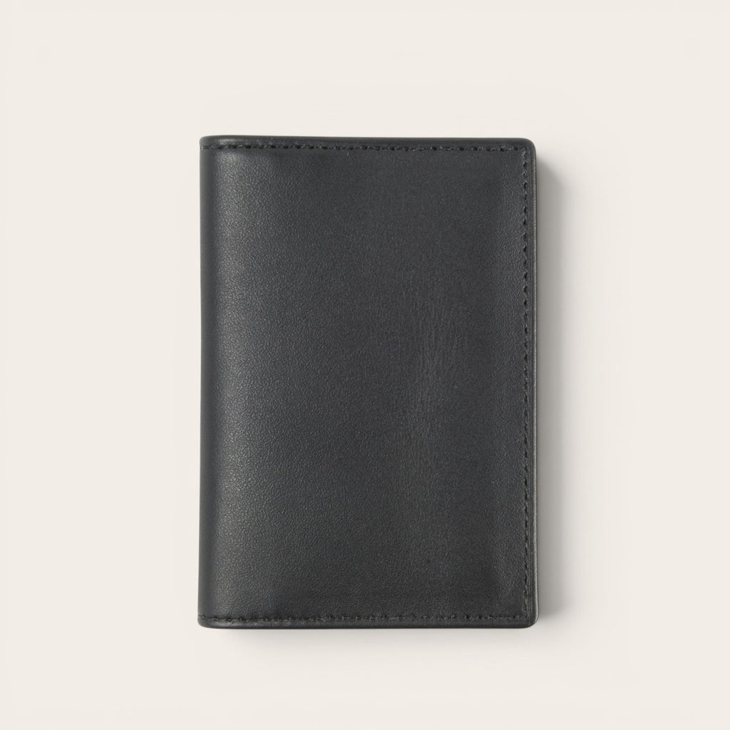 Tarjetero Tinguiririca Negro de cuero de OLKI con múltiples ranuras para tarjetas. Diseño minimalista y compacto.