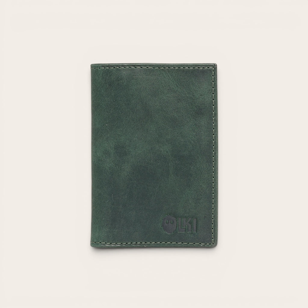 Tarjetero Tinguiririca Verde de cuero de OLKI con logo grabado, diseño minimalista y compacto para tarjetas.
