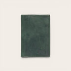 Tarjetero Tinguiririca Verde de cuero de OLKI con logo grabado, diseño minimalista y compacto para tarjetas.