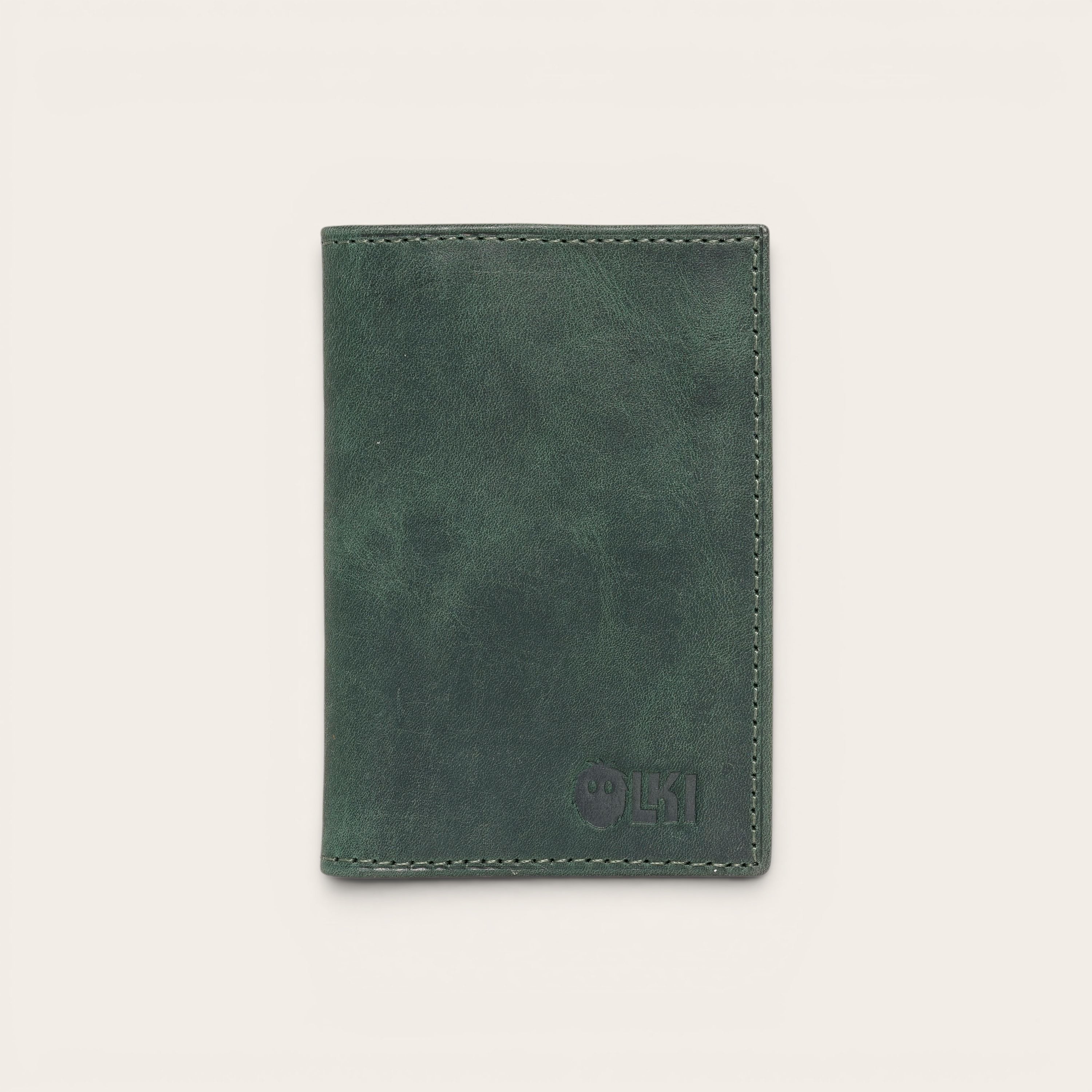 Tarjetero Tinguiririca Verde de cuero de OLKI con logo grabado, diseño minimalista y compacto para tarjetas.