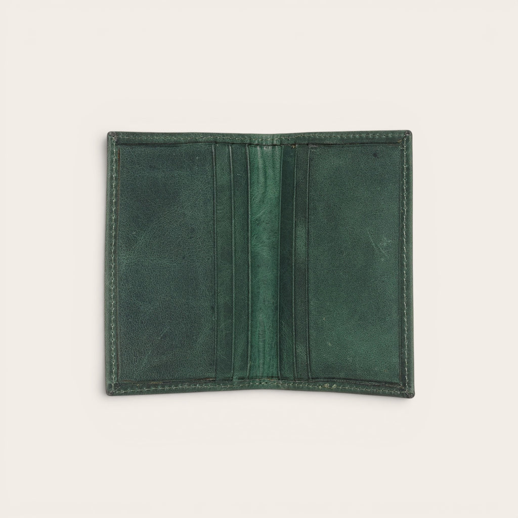 Tarjetero Tinguiririca Verde de cuero de OLKI con múltiples ranuras para tarjetas, diseño minimalista.