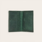 Tarjetero Tinguiririca Verde de cuero de OLKI con múltiples ranuras para tarjetas, diseño minimalista.