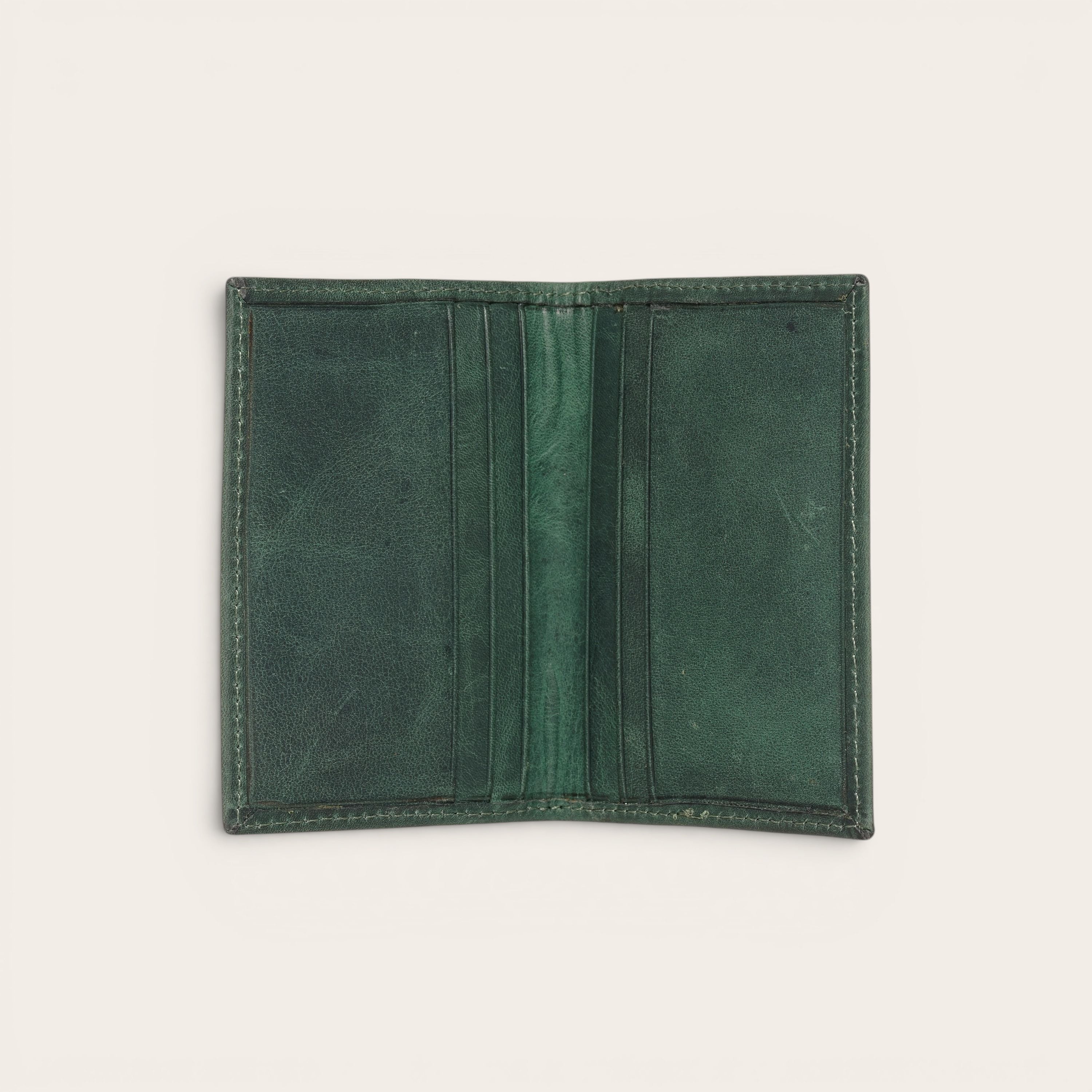Tarjetero Tinguiririca Verde de cuero de OLKI con múltiples ranuras para tarjetas, diseño minimalista.