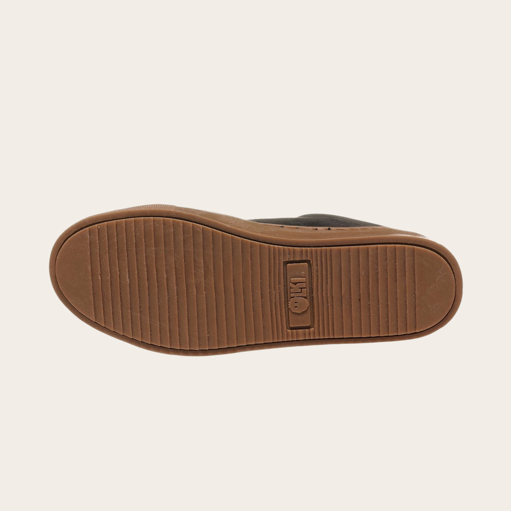 Zapatilla casual de cuero OLKI negra con detalles camel y suela de goma marrón.