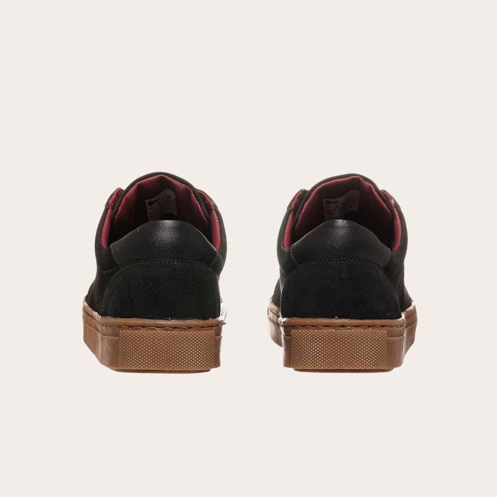 Zapatilla casual OLKI Aconcagua de cuero negro con detalles camel y suela marrón. Forro burdeos.