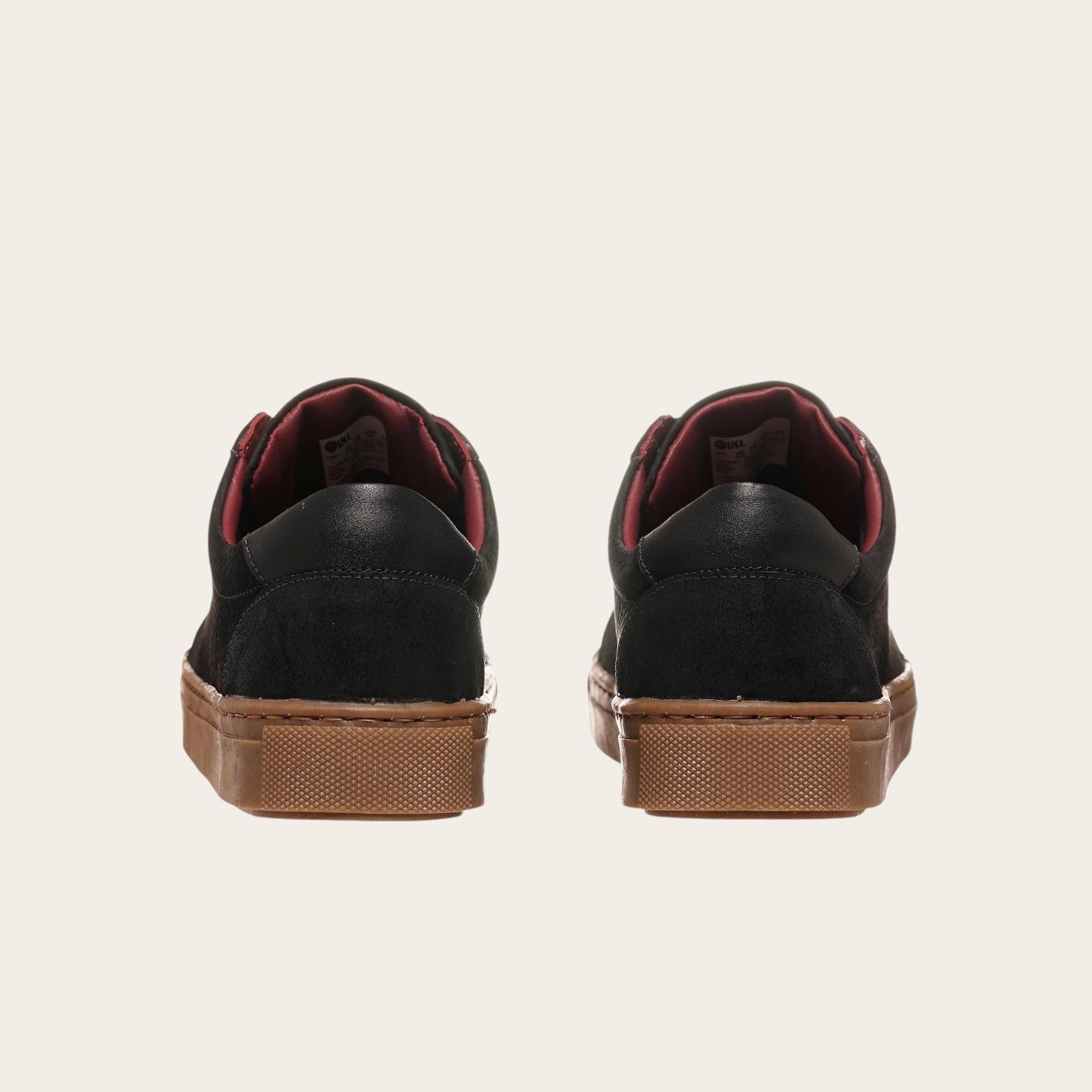 Zapatilla casual OLKI Aconcagua de cuero negro con detalles camel y suela marrón. Forro burdeos.