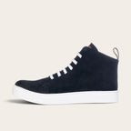Zapatilla alta OLKI Manquehue de cuero negro con cordones blancos y suela gruesa de estilo urbano