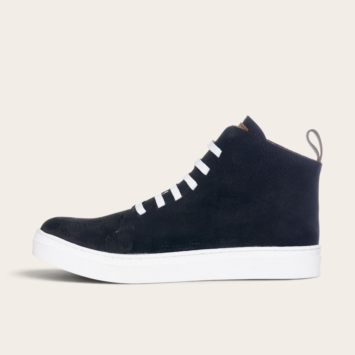 Zapatilla alta OLKI Manquehue de cuero negro con cordones blancos y suela gruesa de estilo urbano