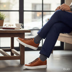 Zapatillas OLKI Calán de cuero marrón con cordones marrones y suela blanca. Diseño artesanal chileno para uso diario.