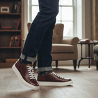 Zapatilla marrón de cuero para hombre OLKI Calán con cordones blancos y suela blanca, estilo casual.