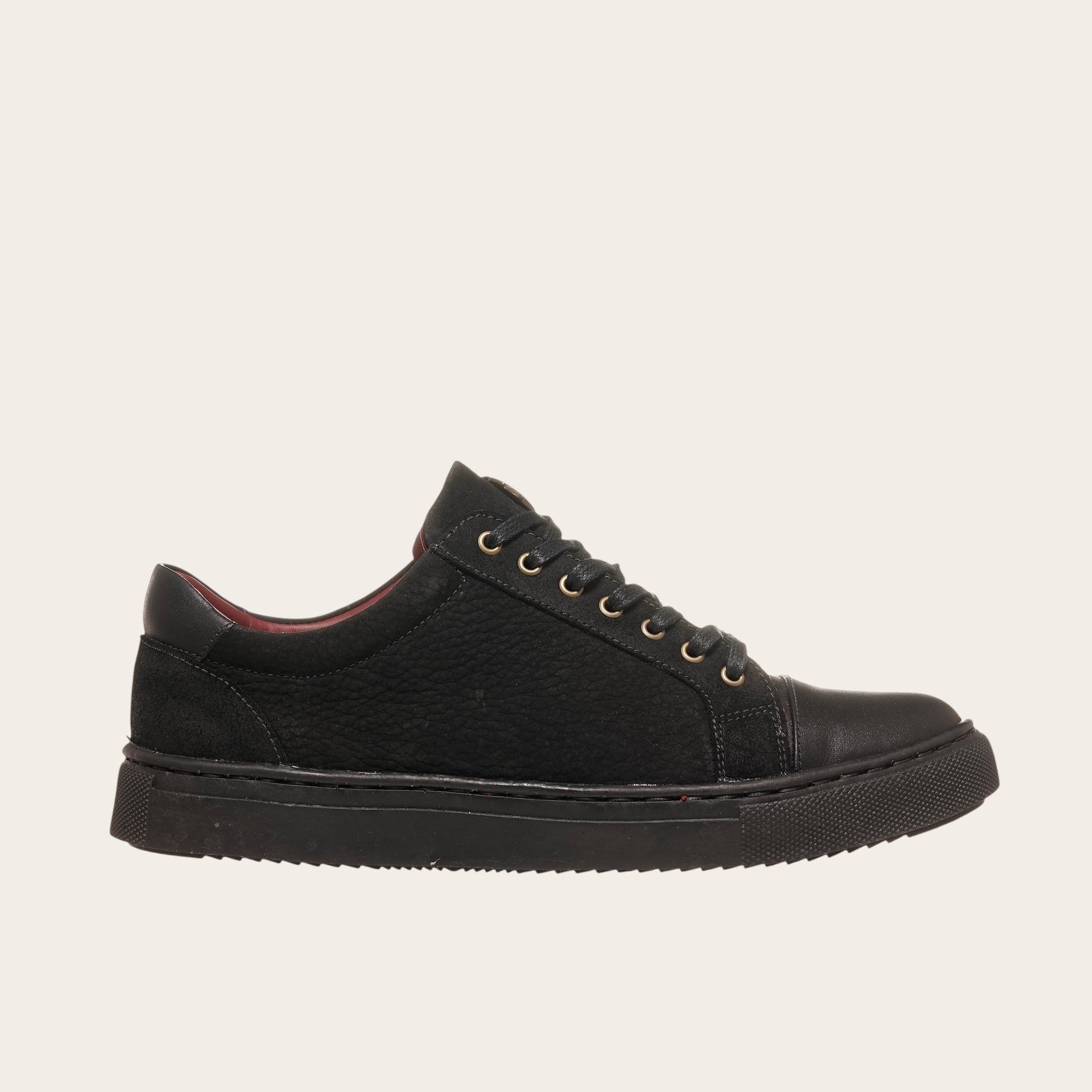 Zapatilla Aconcagua negra de cuero de vacuno y planta de caucho antideslizante de OLKI.