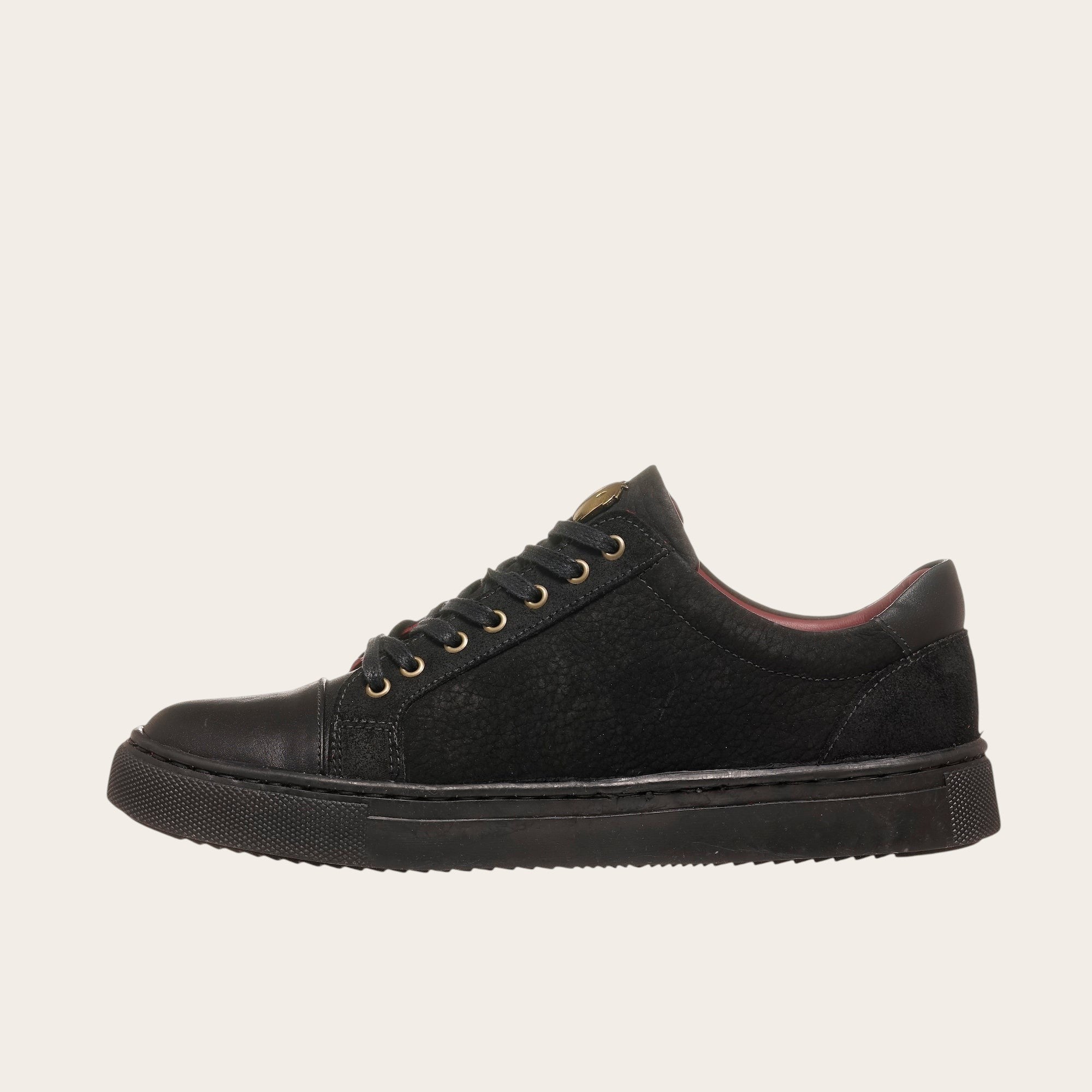 Zapatilla OLKI Aconcagua negra de cuero con planta de caucho antideslizante y cordones de algodón encerado.