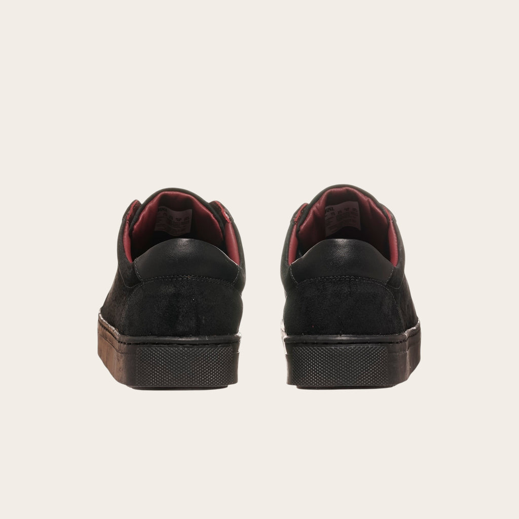 Zapatilla Aconcagua negra de cuero y con forro guinda de OLKI. Diseño artesanal chileno.