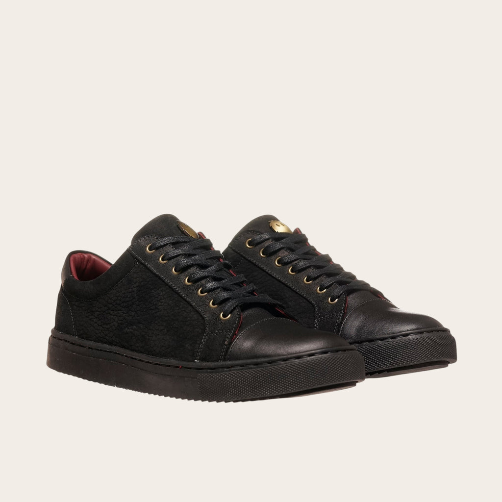 Zapatilla Aconcagua negra de cuero de vacuno con forro de cuero guinda y planta de caucho antideslizante de OLKI.