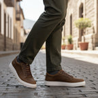 Zapatilla OLKI La Campana de cuero marrón con cordones y suela blanca. Interior burdeos.