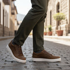 Zapatilla OLKI La Campana de cuero marrón con cordones y suela blanca. Interior burdeos.