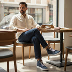 Zapatillas altas OLKI Manquehue de cuero azul marino con cordones blancos y suela blanca de perfil grueso.