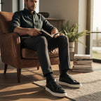 Zapatilla OLKI La Campana negra de cuero con planta blanca y forro burdeos. Diseño urbano y minimalista.
