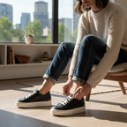 Zapatilla OLKI Real negra de piel con acolchado lateral y suela blanca de plataforma.