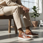 Zapatilla OLKI Tronador de cuero vacuno marrón con cordones blancos y suela de caucho blanca. Diseño artesanal.