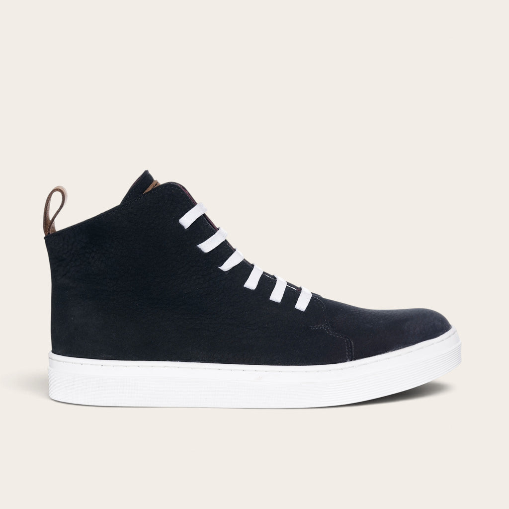 Zapatillas altas OLKI Manquehue de cuero negro con suela blanca y cordones a contraste, estilo urbano y moderno