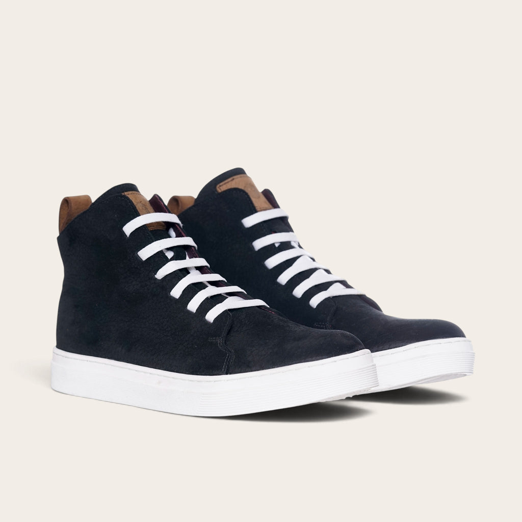 Zapatillas altas OLKI Manquehue de cuero negro con suela blanca y cordones blancos en estilo urbano