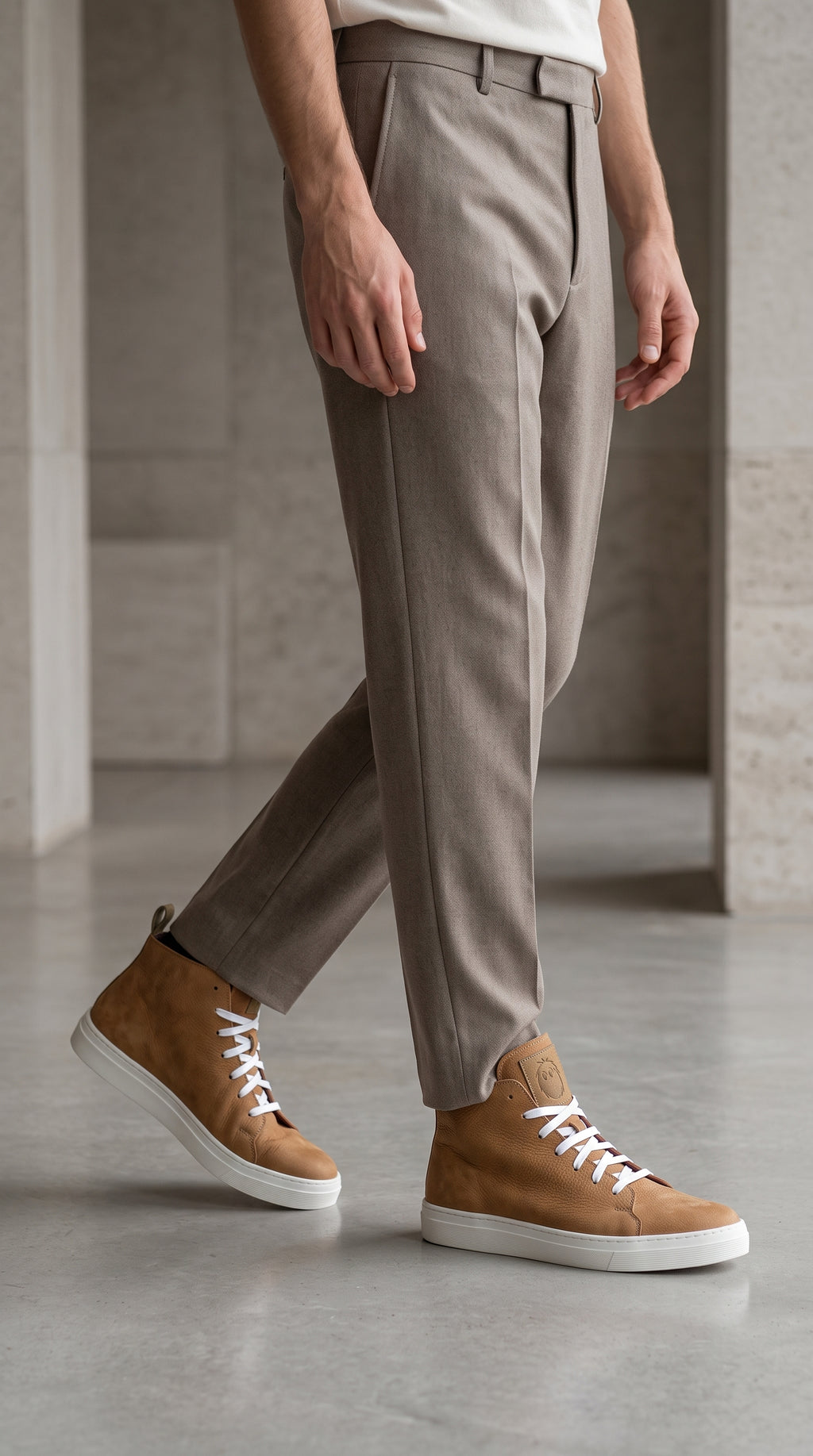 Zapatilla alta OLKI Manquehue de Noburo color avellana con cordones blancos y suela blanca de perfil grueso.