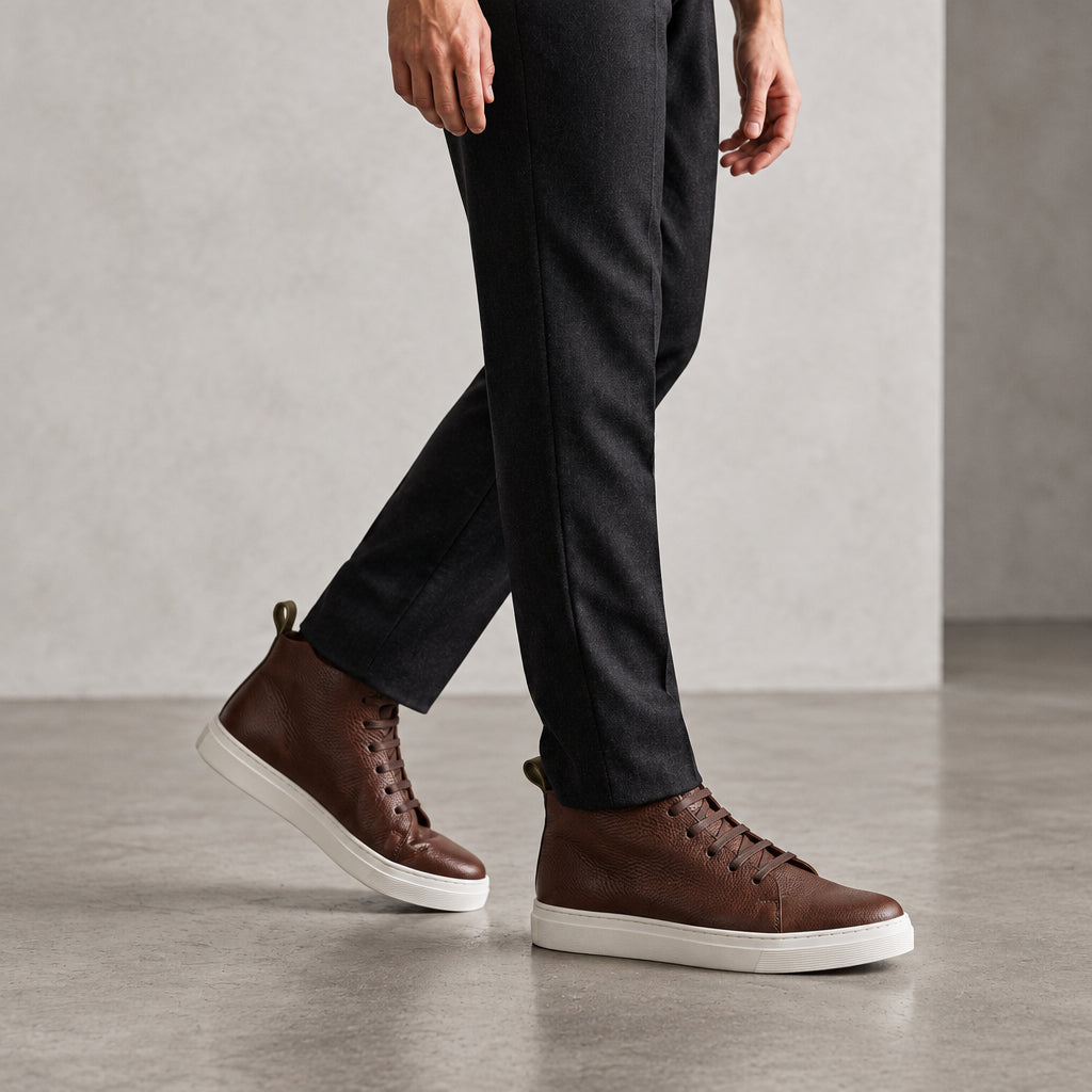 Zapatilla alta marrón chocolate de Nobuk de OLKI con cordones y suela blanca de perfil grueso. Diseño urbano y cómodo.