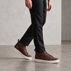 Zapatilla alta marrón chocolate de Nobuk de OLKI con cordones y suela blanca de perfil grueso. Diseño urbano y cómodo.
