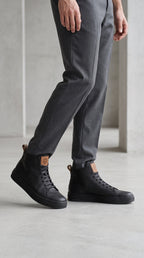 Zapatillas altas negras de Noburo de OLKI con cordones y suela gruesa, ideales para uso urbano.
